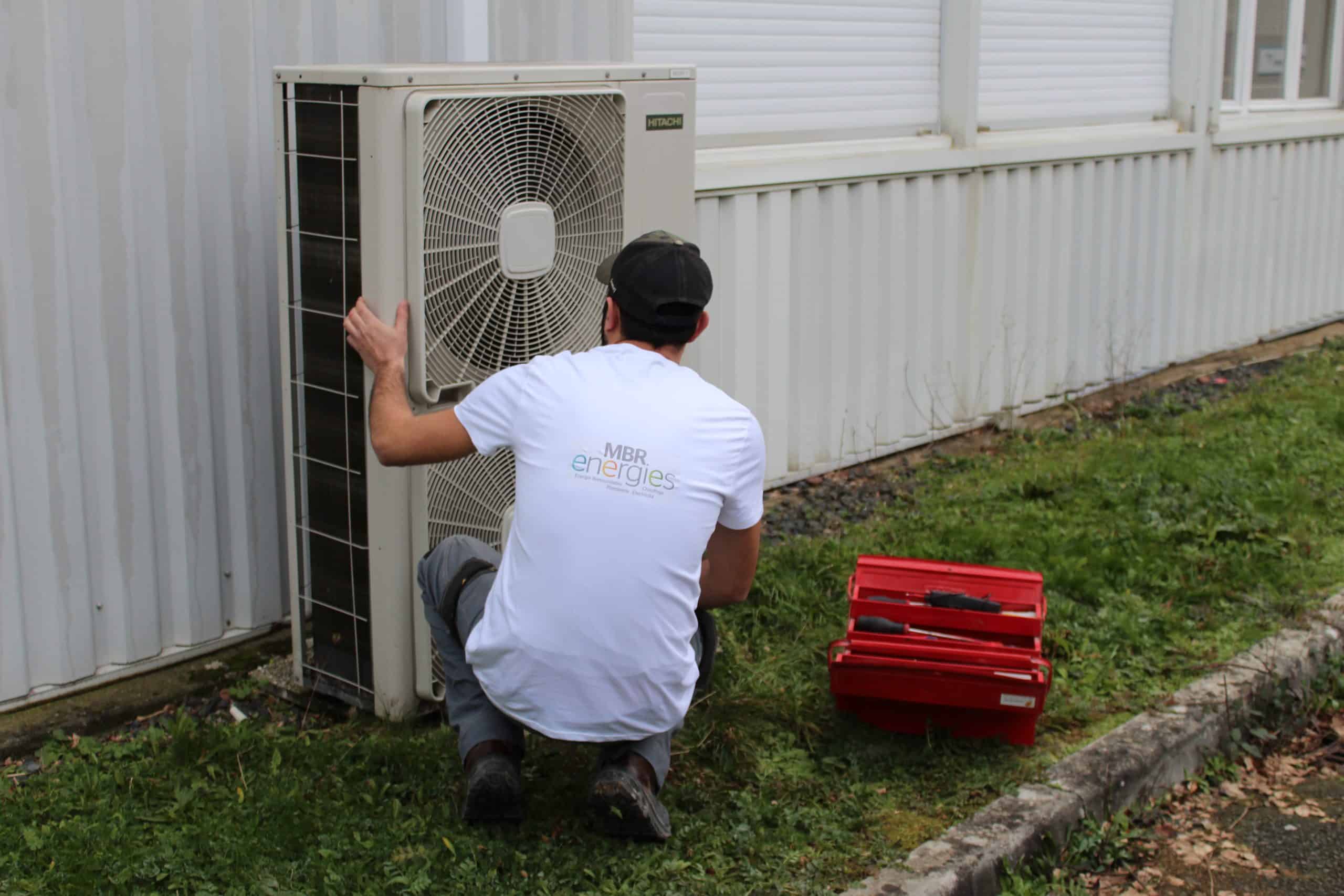 électricien installant une pompe à chaleur air air